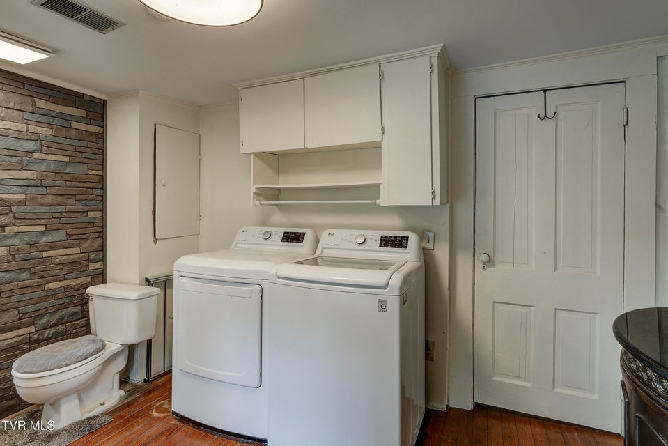 Photo #32: 2833 Oakland Avenue