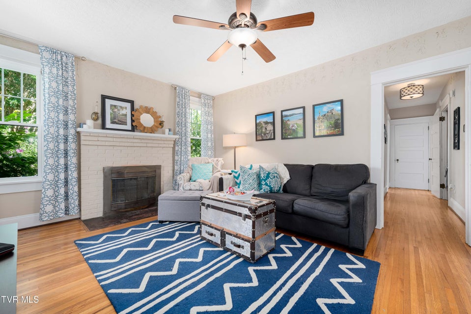 Photo #3: 922 Hillcrest Drive