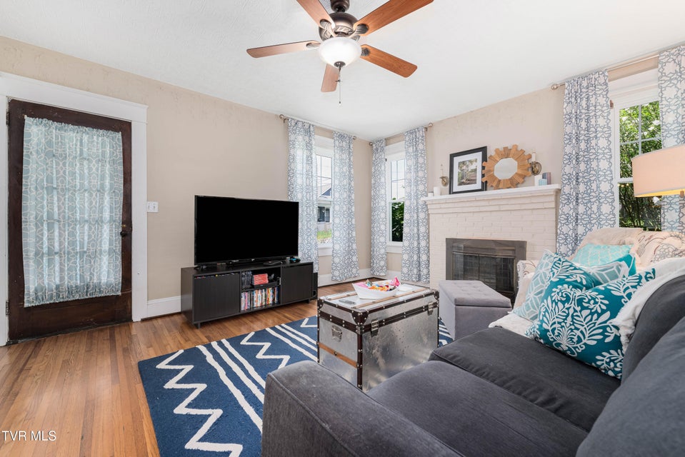 Photo #4: 922 Hillcrest Drive
