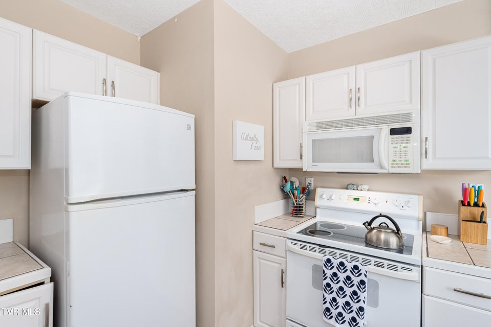 Photo #11: 922 Hillcrest Drive