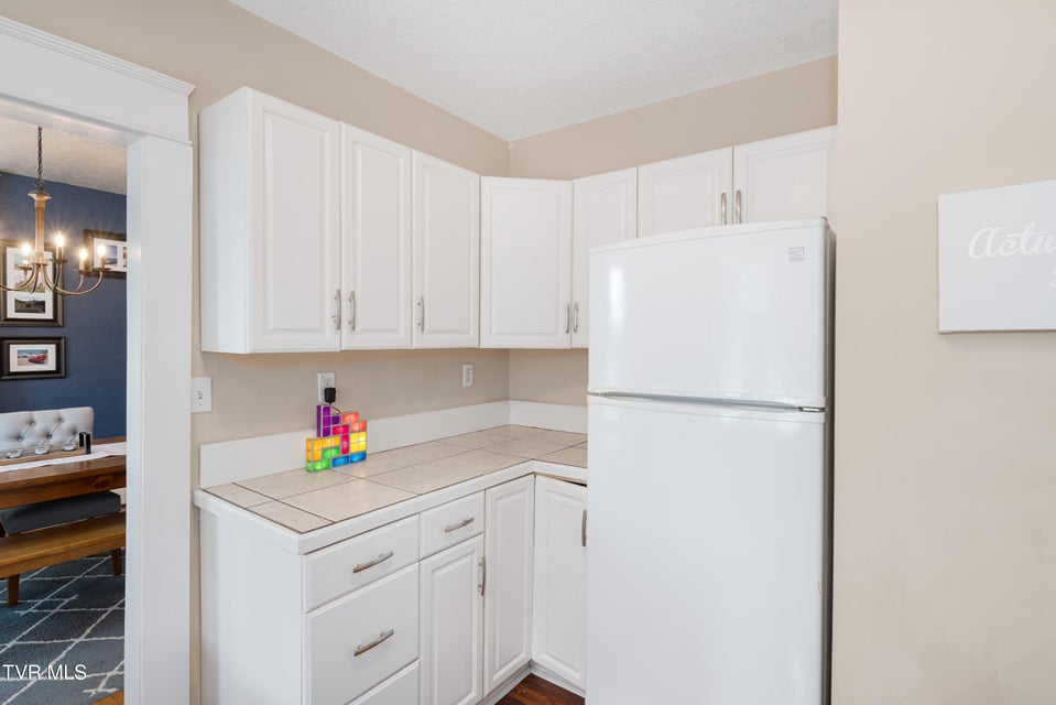 Photo #12: 922 Hillcrest Drive