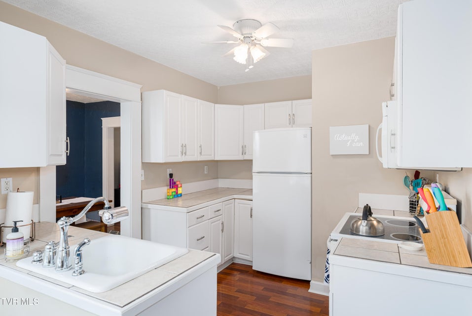 Photo #14: 922 Hillcrest Drive