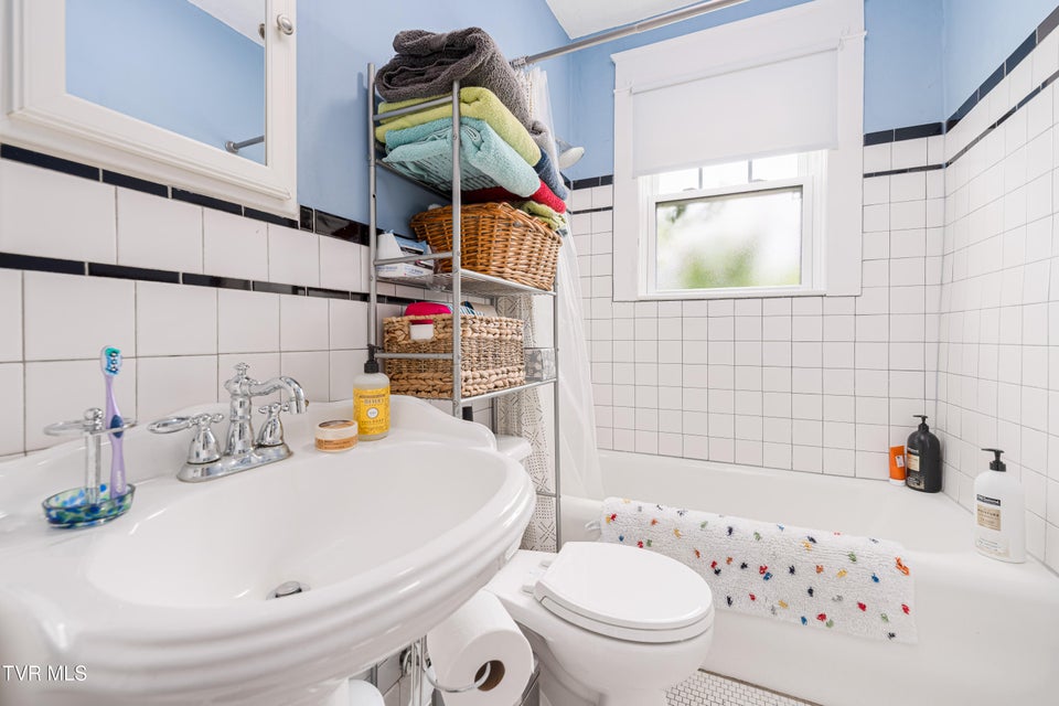 Photo #21: 922 Hillcrest Drive