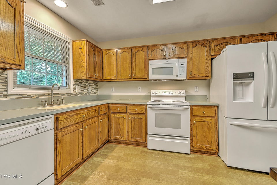 Photo #8: 2425 Lakeview Drive