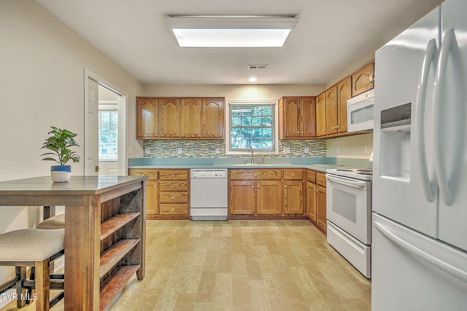 Photo #4: 2425 Lakeview Drive
