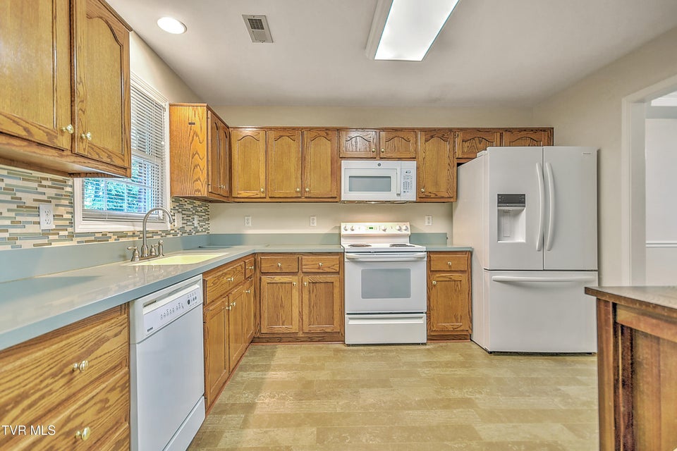 Photo #5: 2425 Lakeview Drive