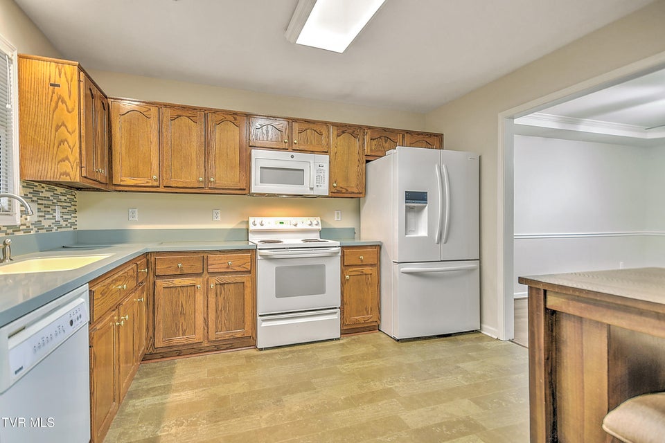 Photo #6: 2425 Lakeview Drive
