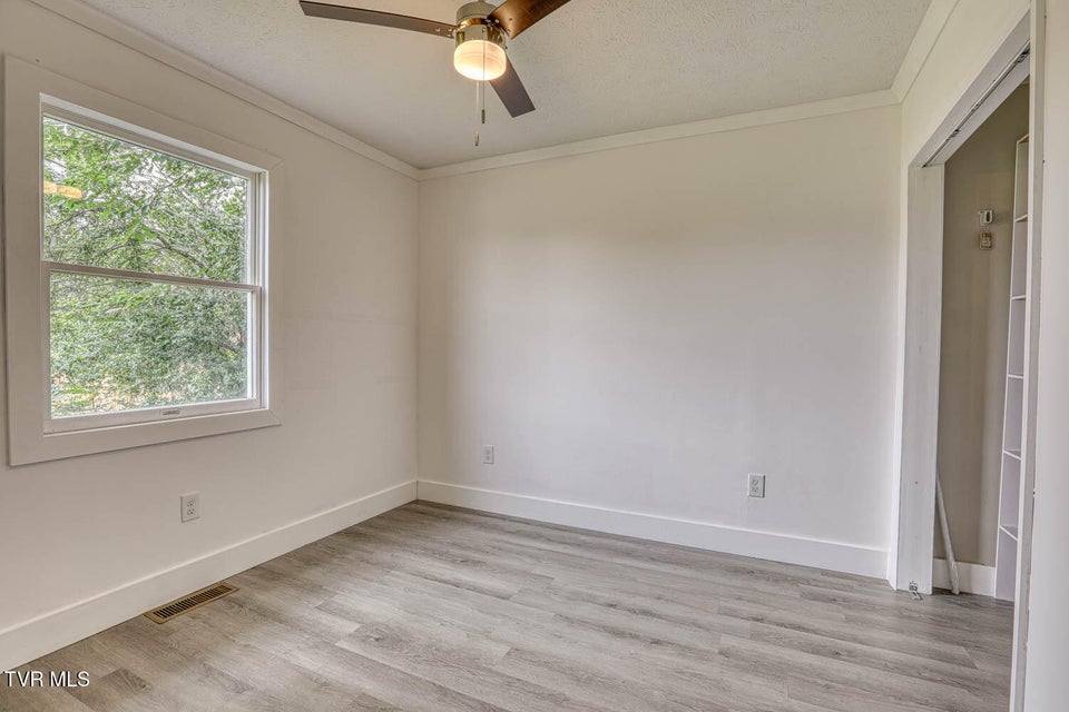 Photo #33: 954 Maple Street