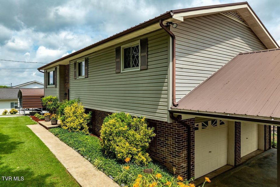 Photo #2: 2122 Hillcrest Drive