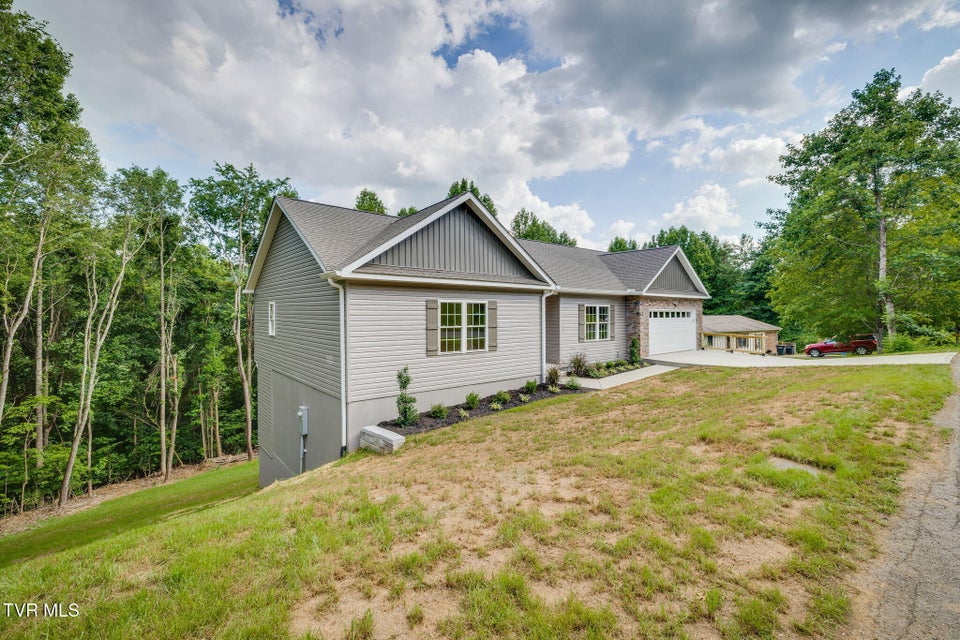 Photo #3: 129 Stratton Place