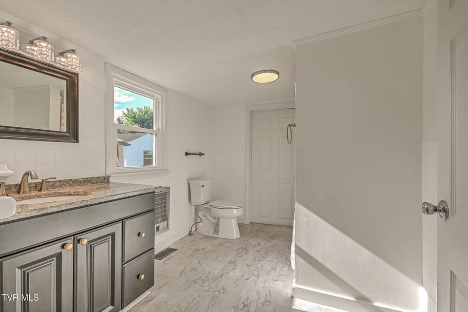 Photo #11: 810 Roan Street
