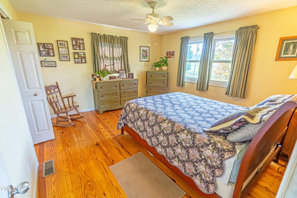 Photo #9: 28360 Rivermont Drive