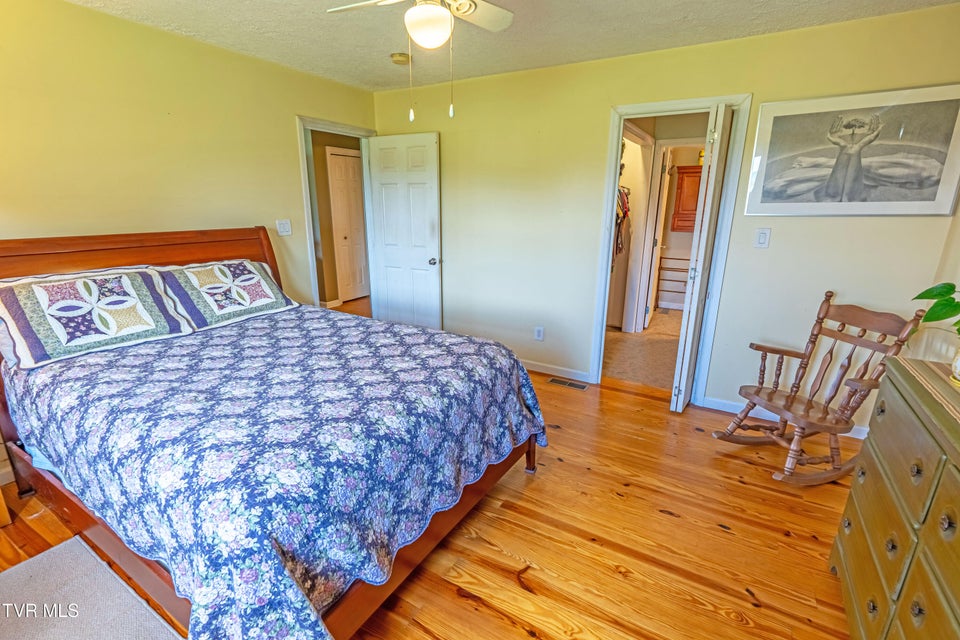 Photo #8: 28360 Rivermont Drive