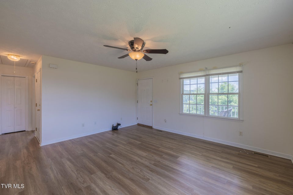 Photo #4: 124 Maple Crest Circle