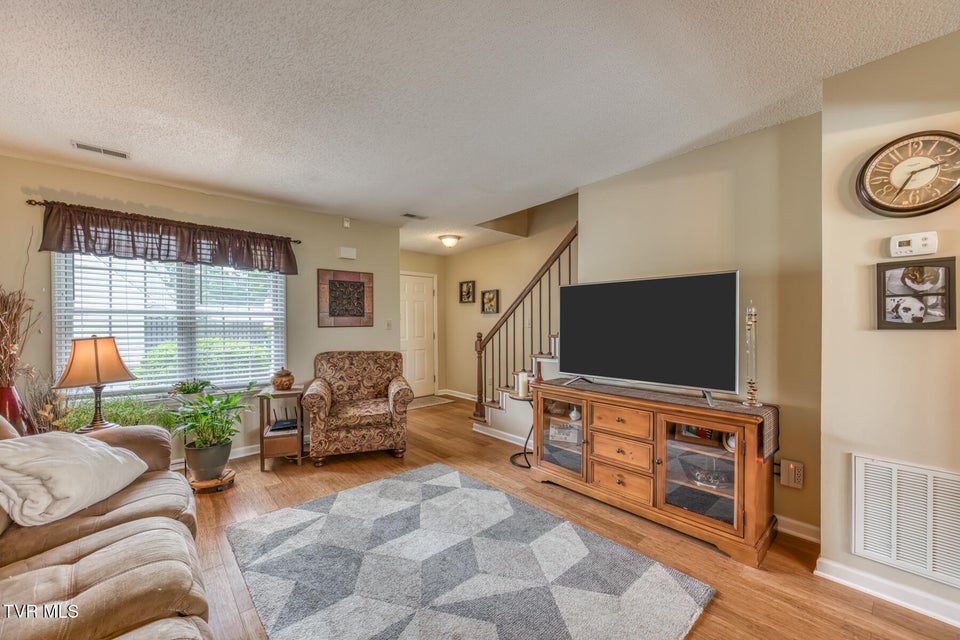 Photo #6: 1725 Lakeview Drive