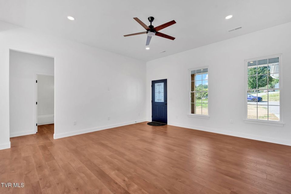 Photo #14: 638 Kincaid Street
