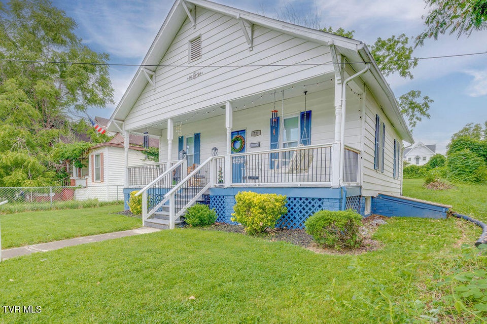 Photo #3: 711 Fairview Avenue