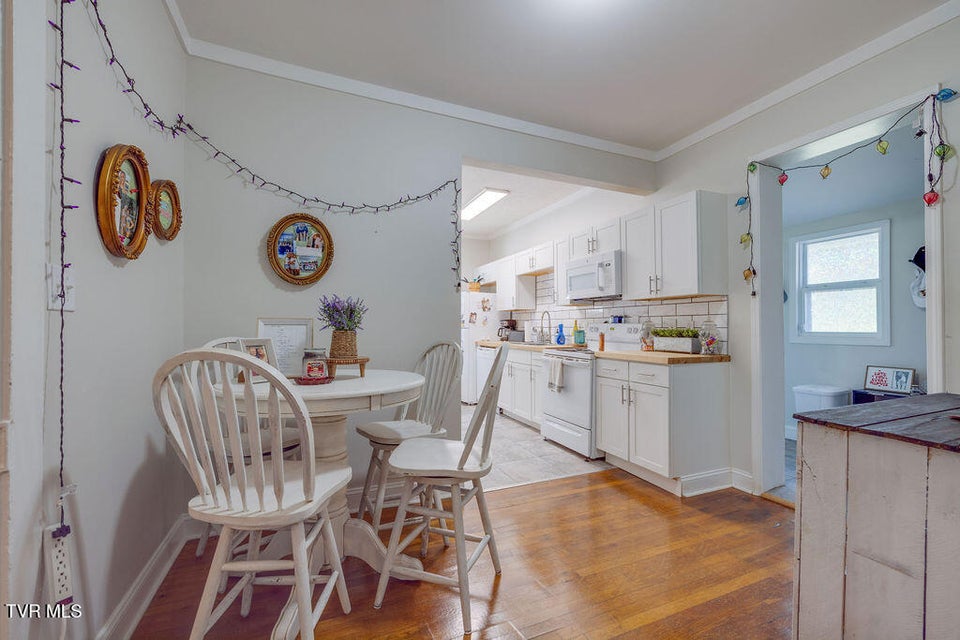Photo #8: 711 Fairview Avenue
