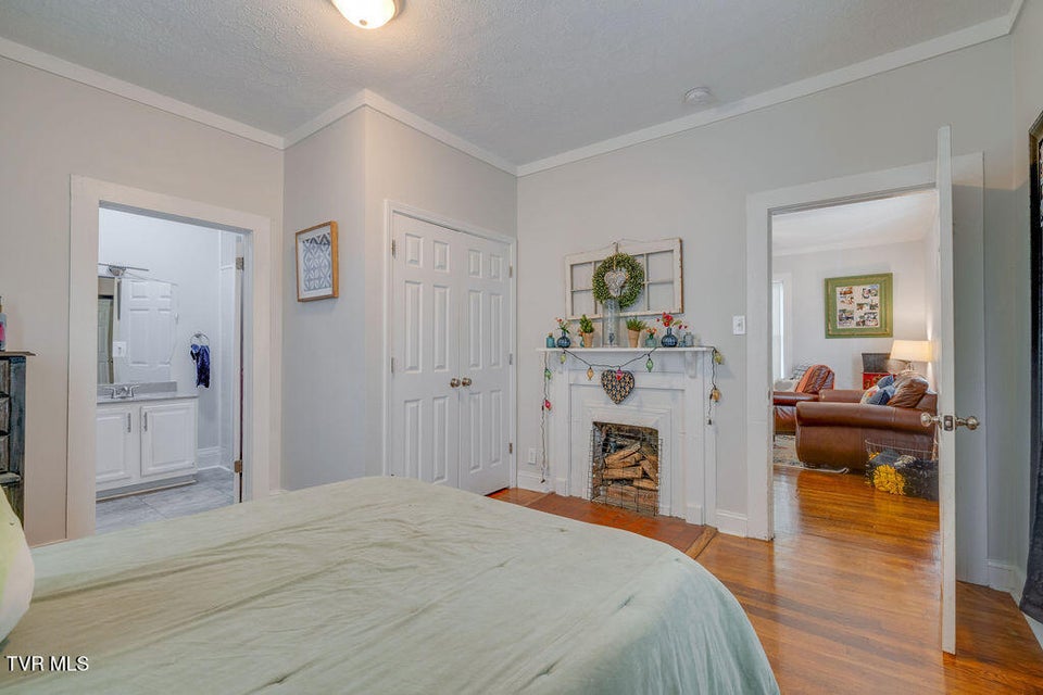 Photo #13: 711 Fairview Avenue