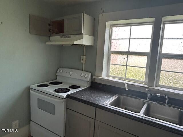 Photo #13: 938 Barker Street