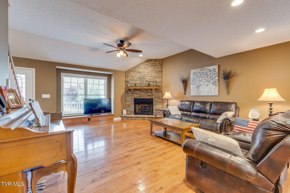 Photo #10: 691 Willowcrest Place