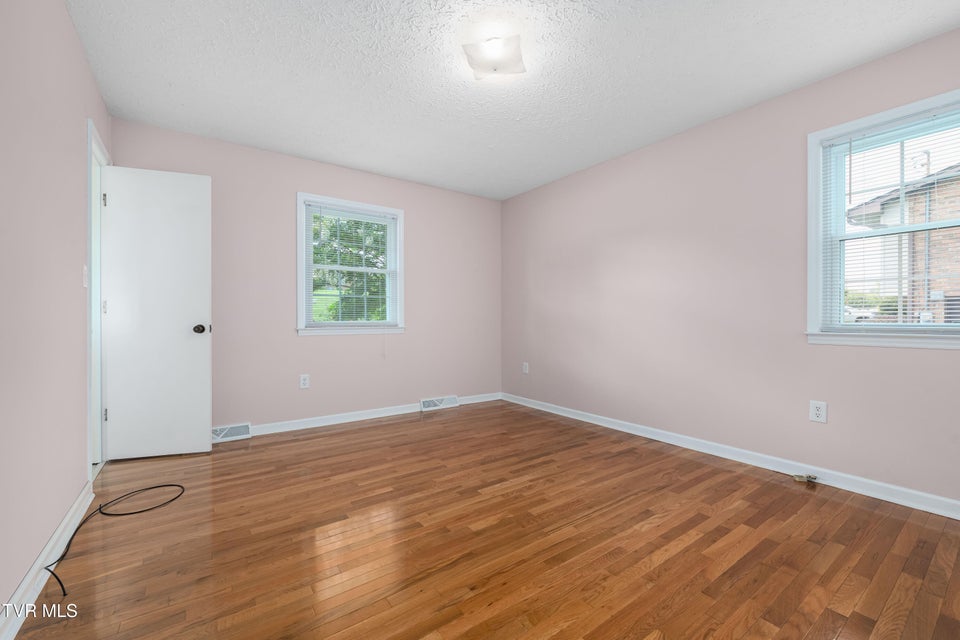 Photo #32: 537 Wilson Street