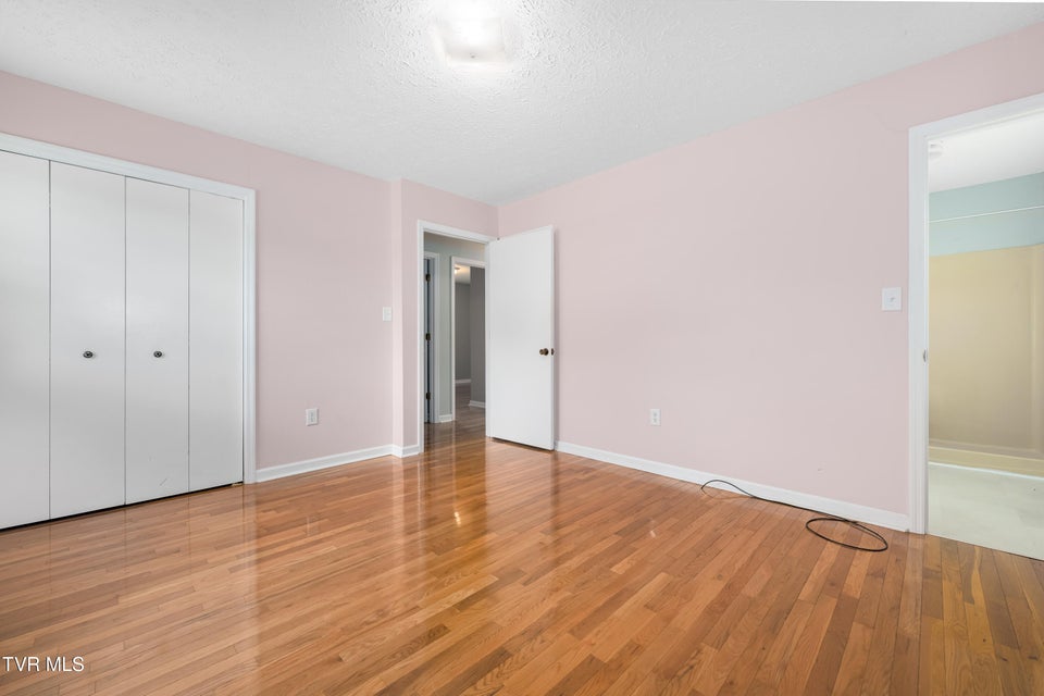 Photo #33: 537 Wilson Street
