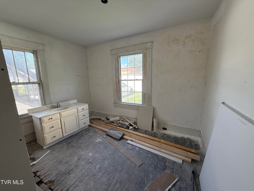 Photo #11: 601 Fairview Avenue Avenue