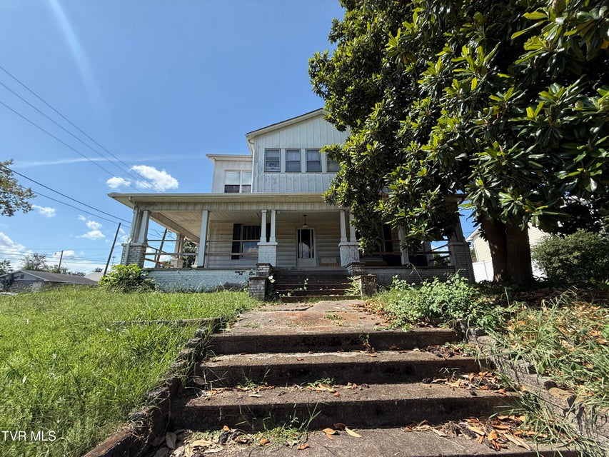Photo #4: 601 Fairview Avenue Avenue