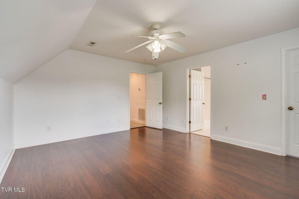 Photo #27: 702 Glen Oaks Place