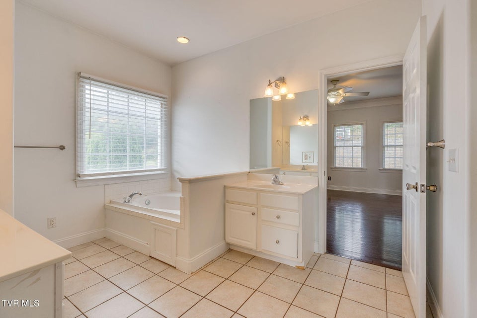 Photo #23: 702 Glen Oaks Place