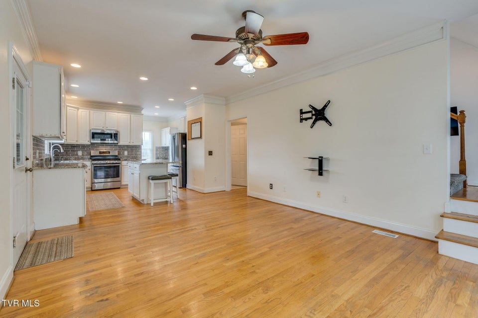 Photo #18: 702 Glen Oaks Place