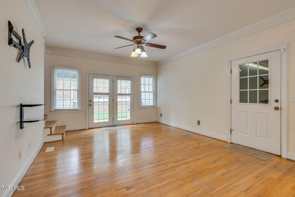 Photo #17: 702 Glen Oaks Place