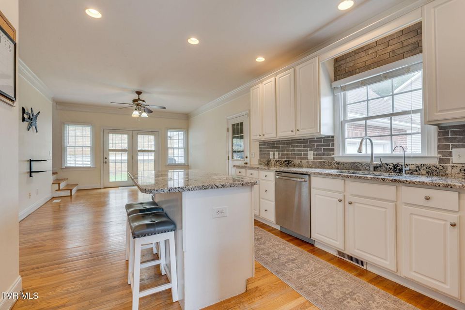 Photo #16: 702 Glen Oaks Place