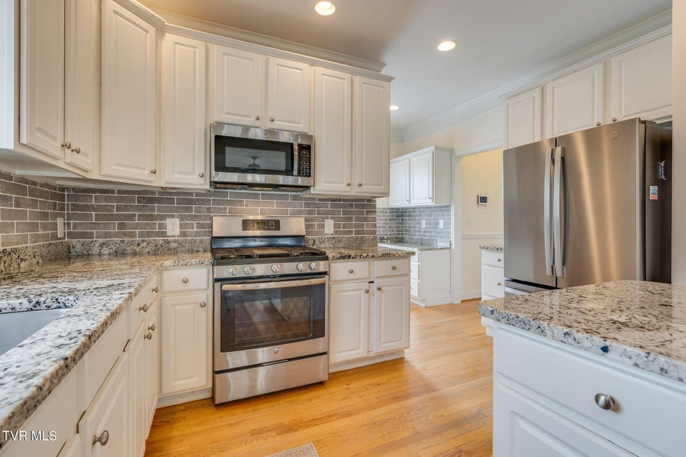 Photo #15: 702 Glen Oaks Place