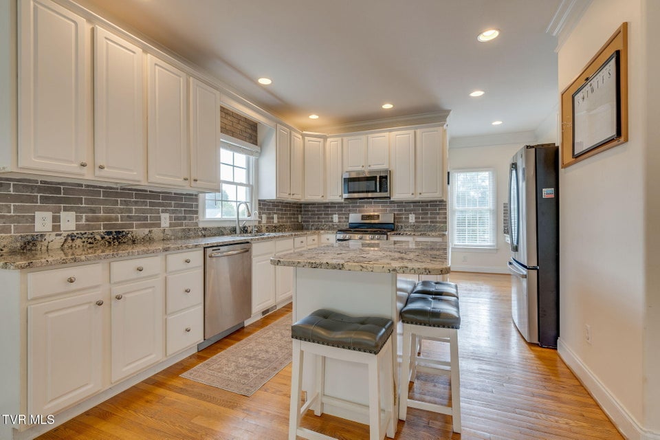 Photo #14: 702 Glen Oaks Place