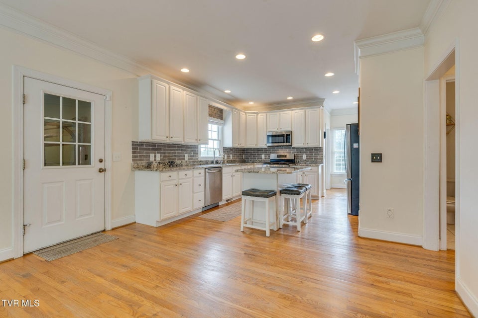 Photo #13: 702 Glen Oaks Place