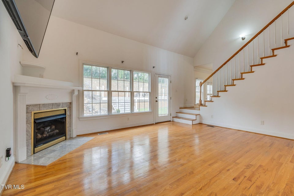 Photo #11: 702 Glen Oaks Place