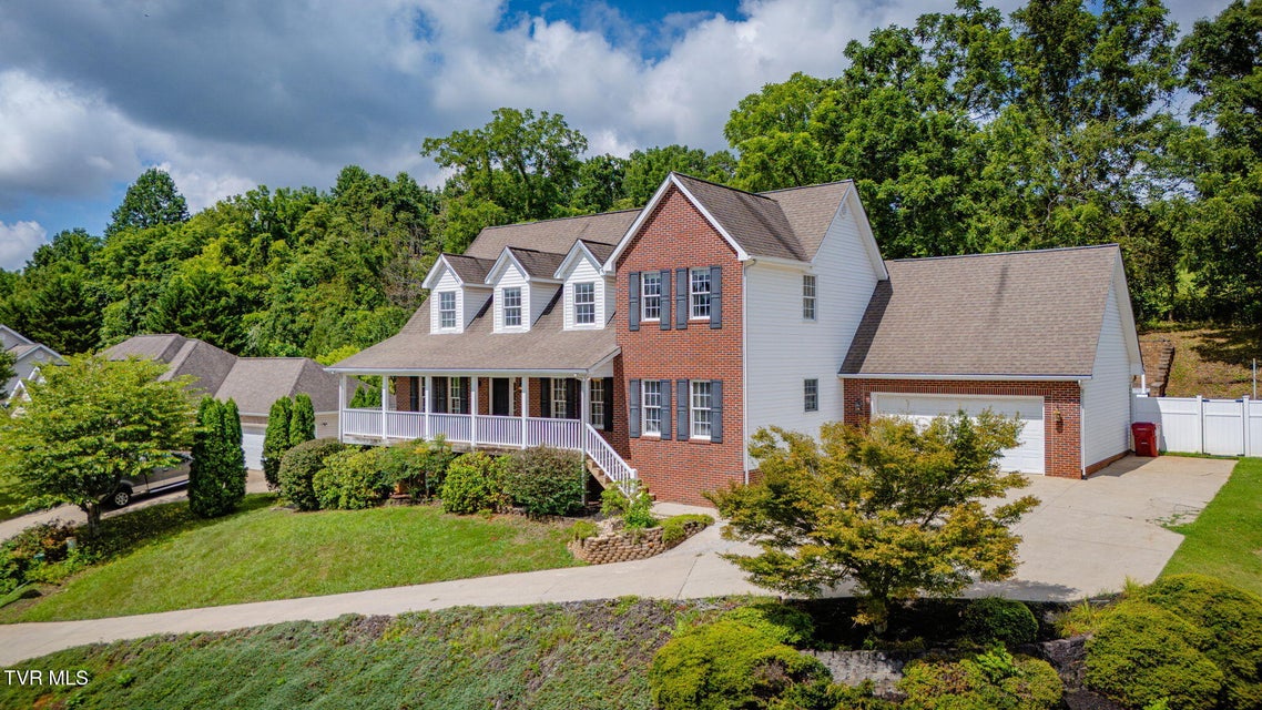 Photo #3: 702 Glen Oaks Place