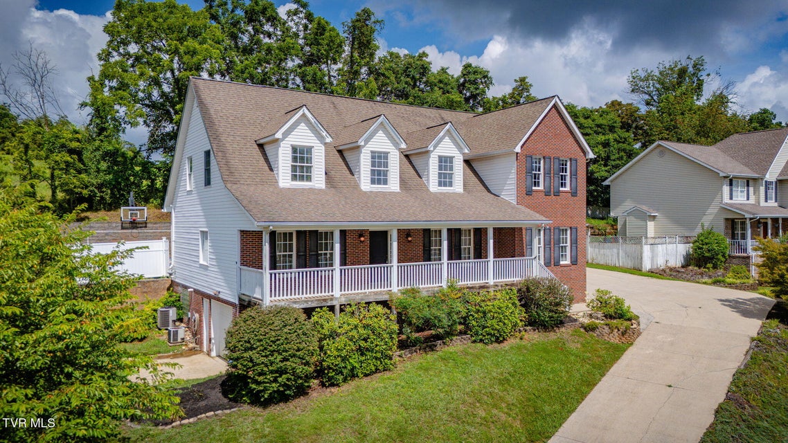 Photo #2: 702 Glen Oaks Place