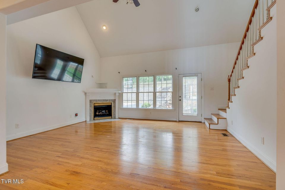 Photo #9: 702 Glen Oaks Place