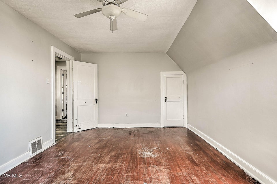 Photo #33: 1383 Farragut Avenue