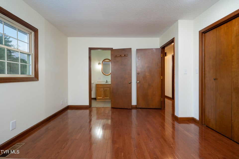 Photo #32: 110 Wellington Court