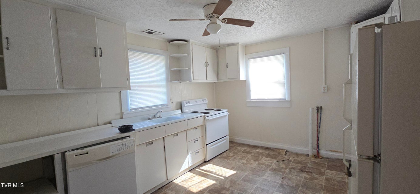 Photo #10: 3137 Bloomingdale Road