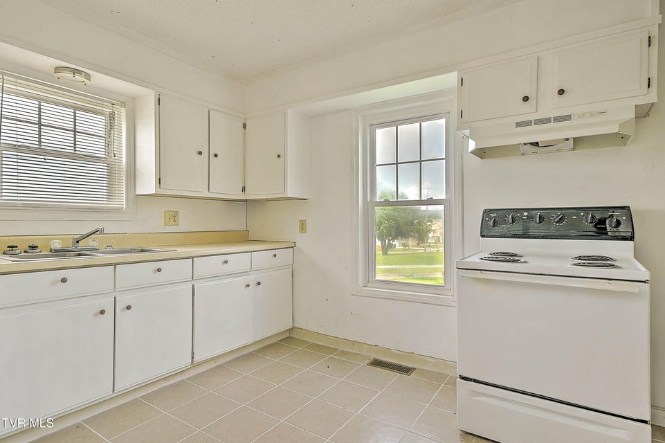 Photo #10: 1408 College Street