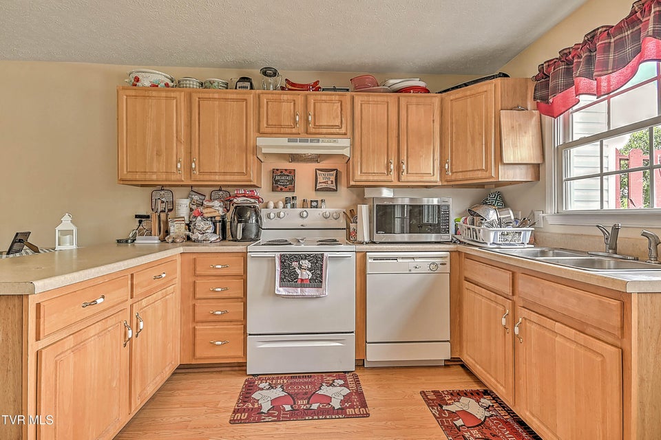 Photo #15: 527 Beaverview Drive