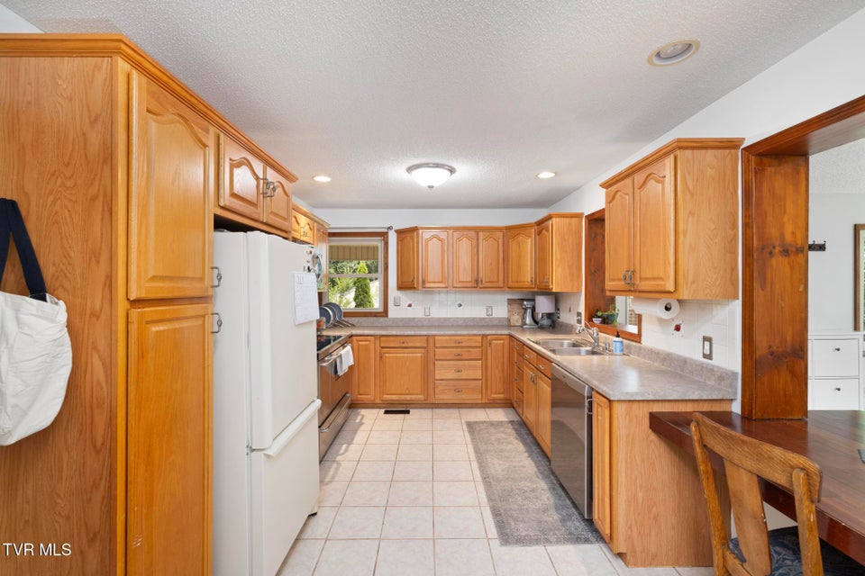 Photo #9: 705 Hilltop Drive