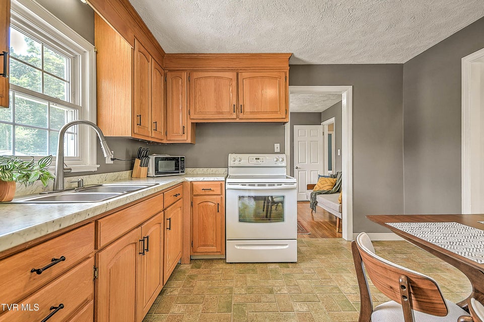 Photo #15: 2120 Osborne Street