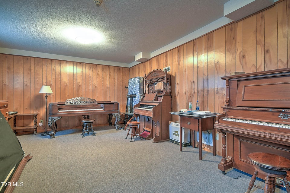 Photo #38: 185 Appian Way