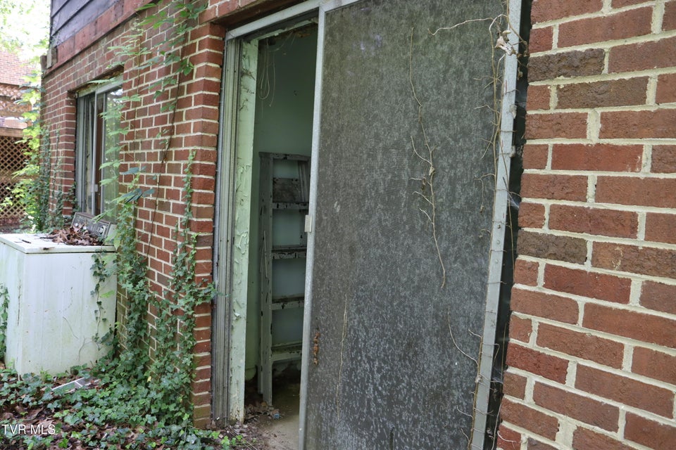 Photo #25: 438 Murphy Street